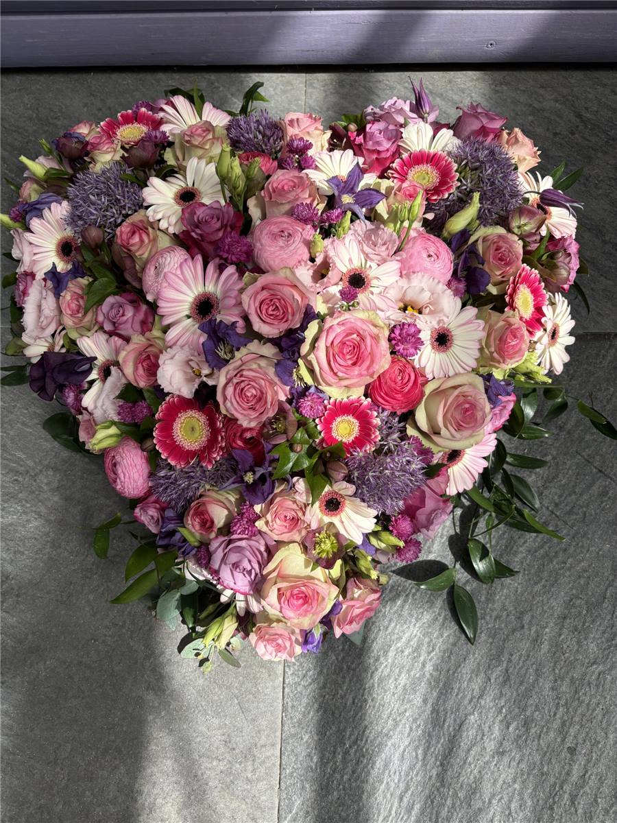 Herz aus weißen Rosen