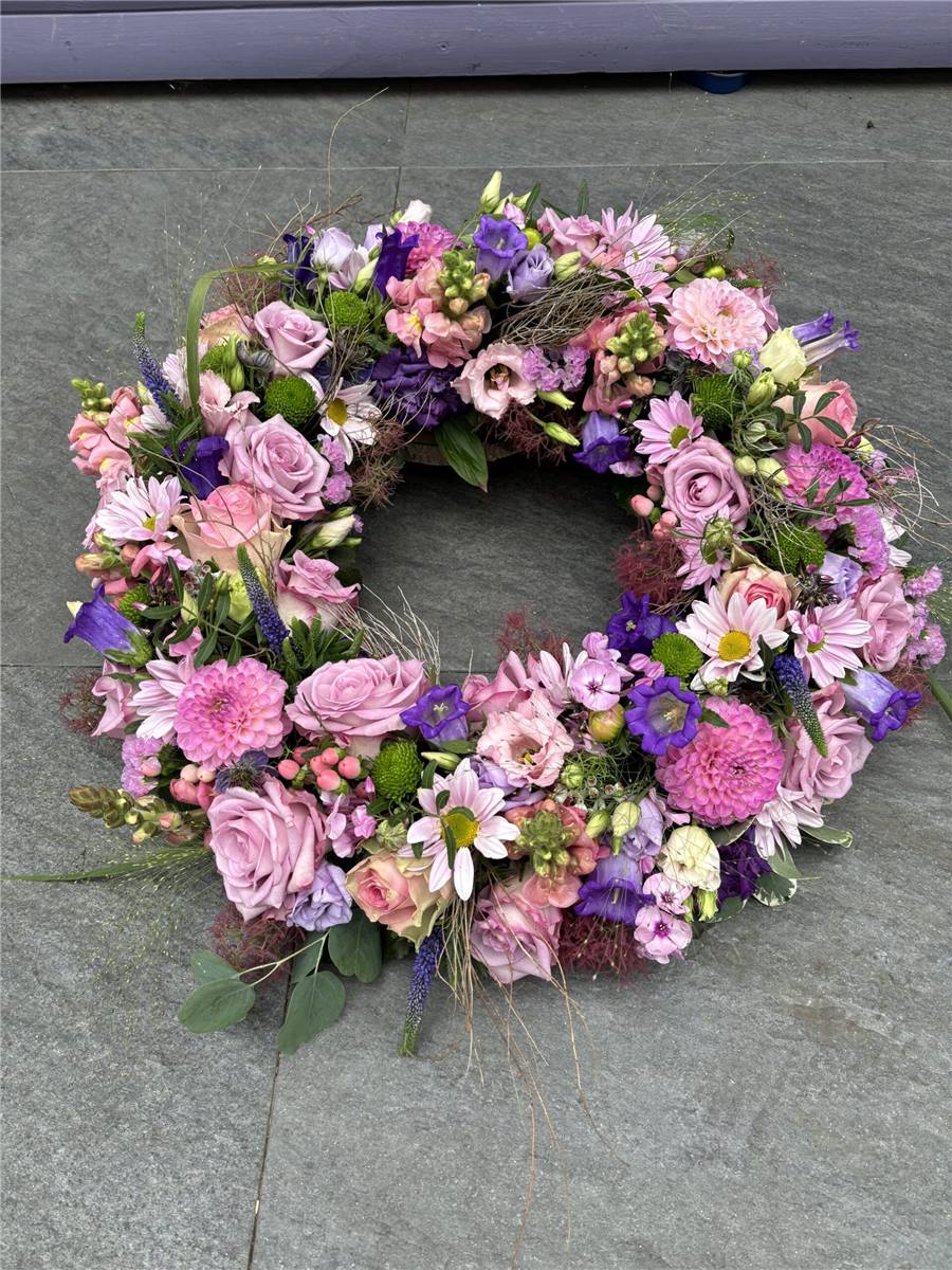 Herz aus Sonnenblumen und Rosen