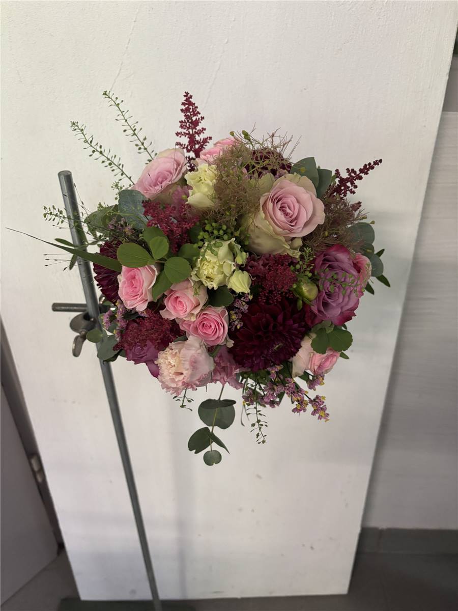 Gesteck mit Rosen und Amaranthus