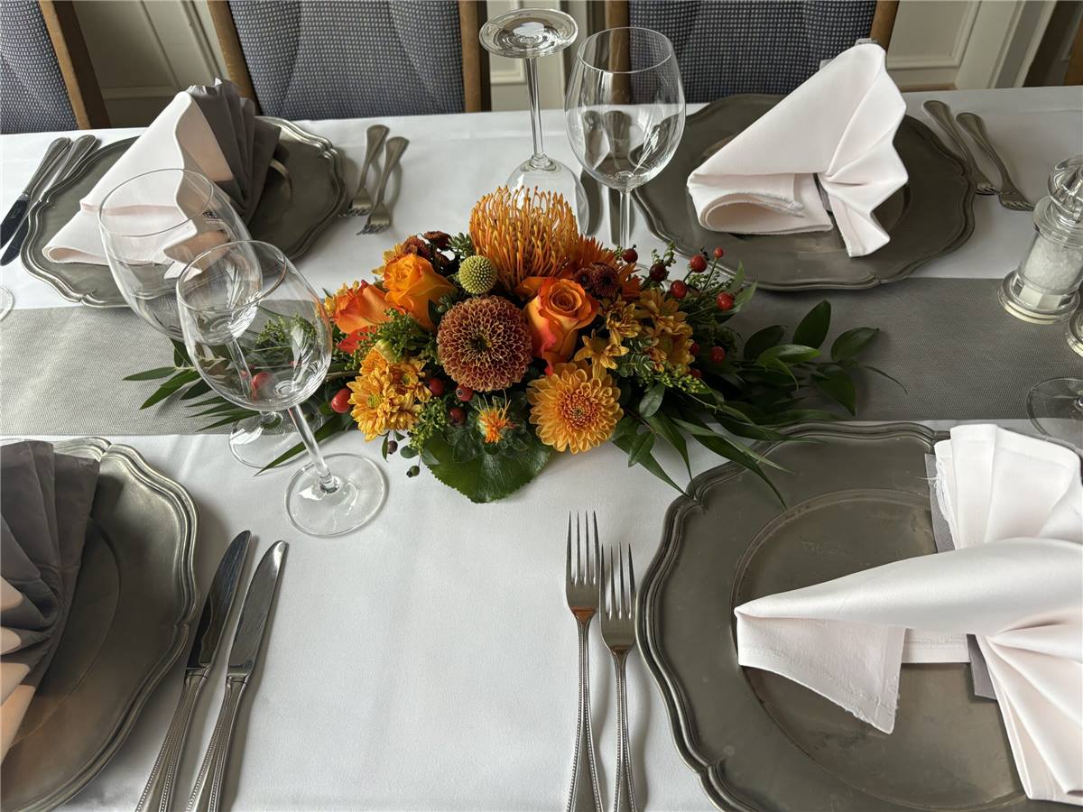 Tischdekoration in Orange auf weißer Tafel