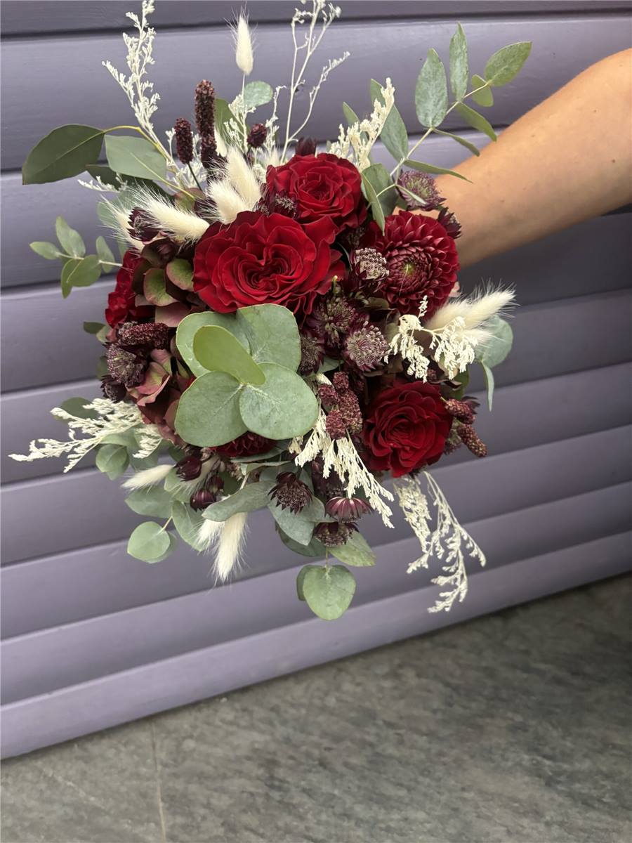 Strauß in Rot und Creme mit Zapfen und Gräsern