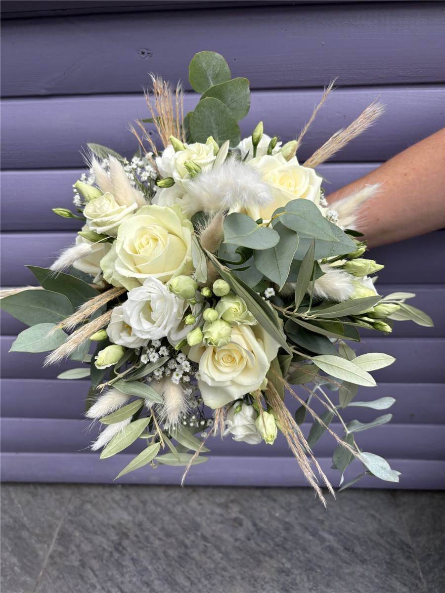 Heller Strauß mit weißen Rosen und Eukalyptus