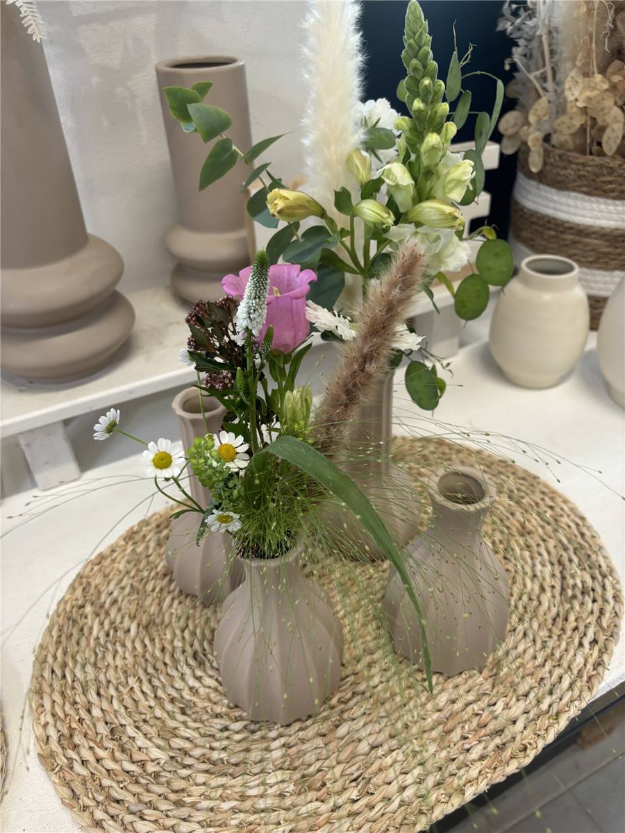 Vasen-Arrangement mit Wildblumen