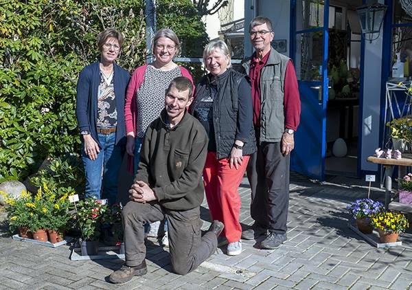 Das Team von Blumen Bories vor dem Laden