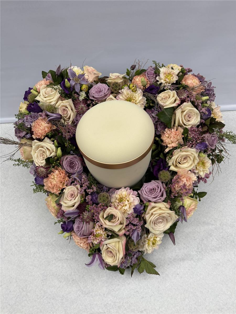 Herz aus Rosen mit Urne